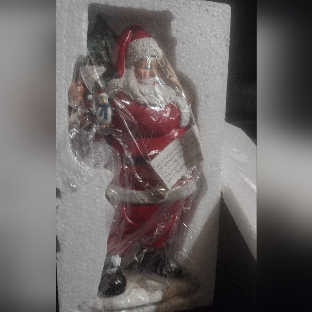 Santa Resin Figure - Picture 2 of 2